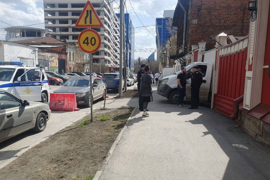 Возле дома Топоркова в Екатеринбурге вновь заметили строительную технику - «Уральский  рабочий»